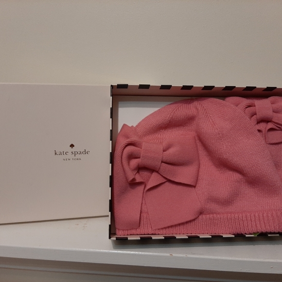 kate spade hat and gloves/ mitts with bows brand new. Box is damaged - Picture 2 of 4